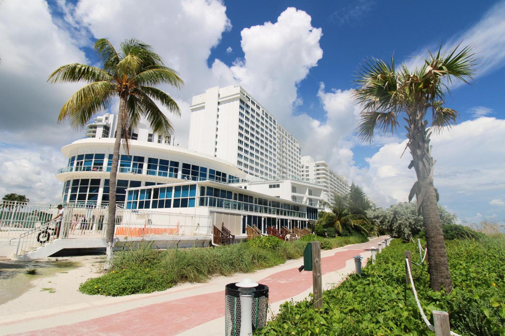 Castle Pavillon 8 Beachfront - Private Beach Access Loft With 2-Story, Pool, Tennis, Free Parking Access Miami Beach Buitenkant foto
