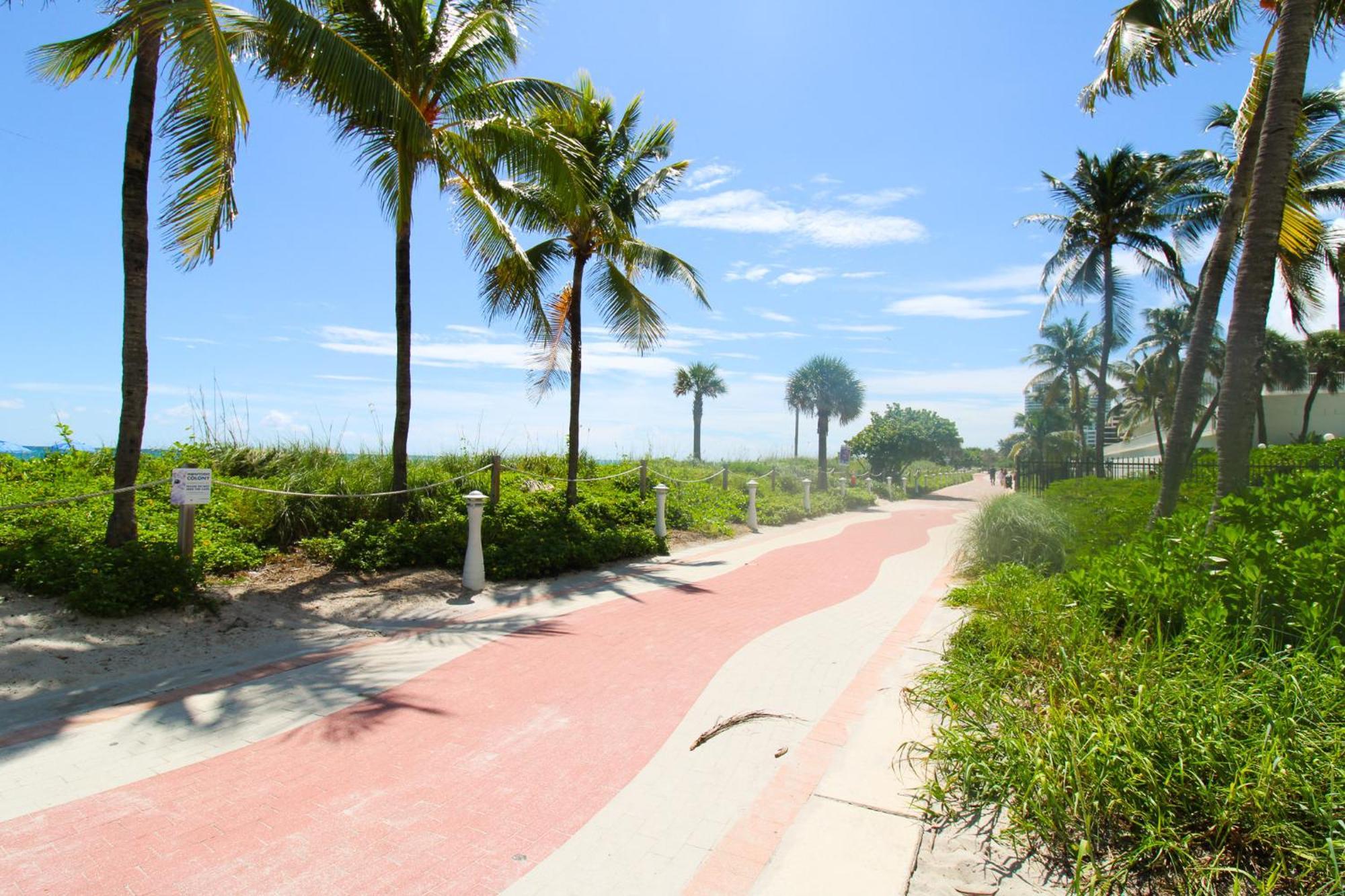 Castle Pavillon 8 Beachfront - Private Beach Access Loft With 2-Story, Pool, Tennis, Free Parking Access Miami Beach Buitenkant foto