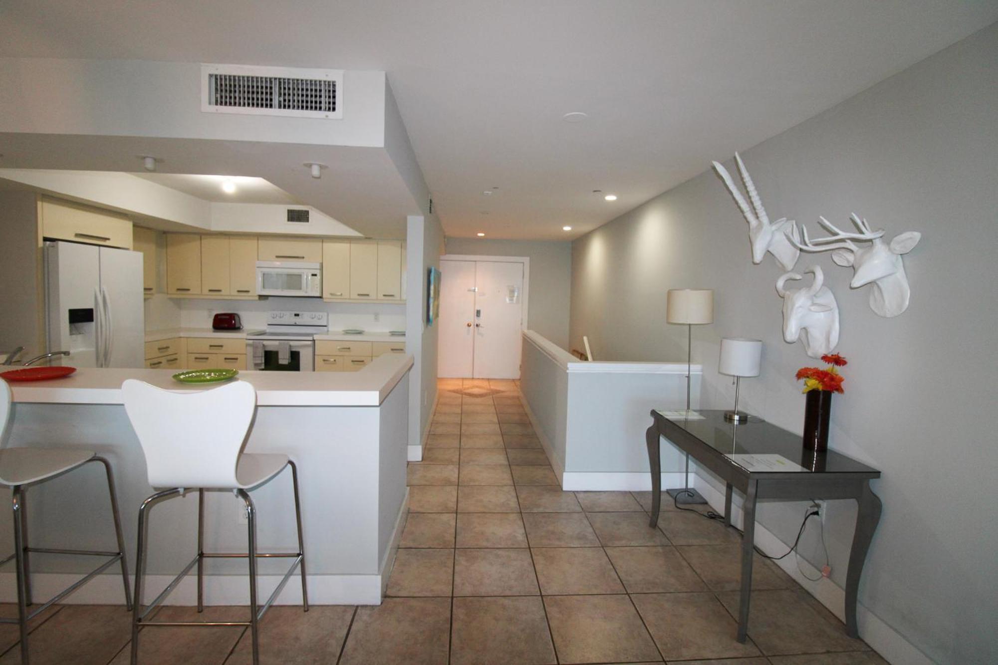 Castle Pavillon 8 Beachfront - Private Beach Access Loft With 2-Story, Pool, Tennis, Free Parking Access Miami Beach Buitenkant foto