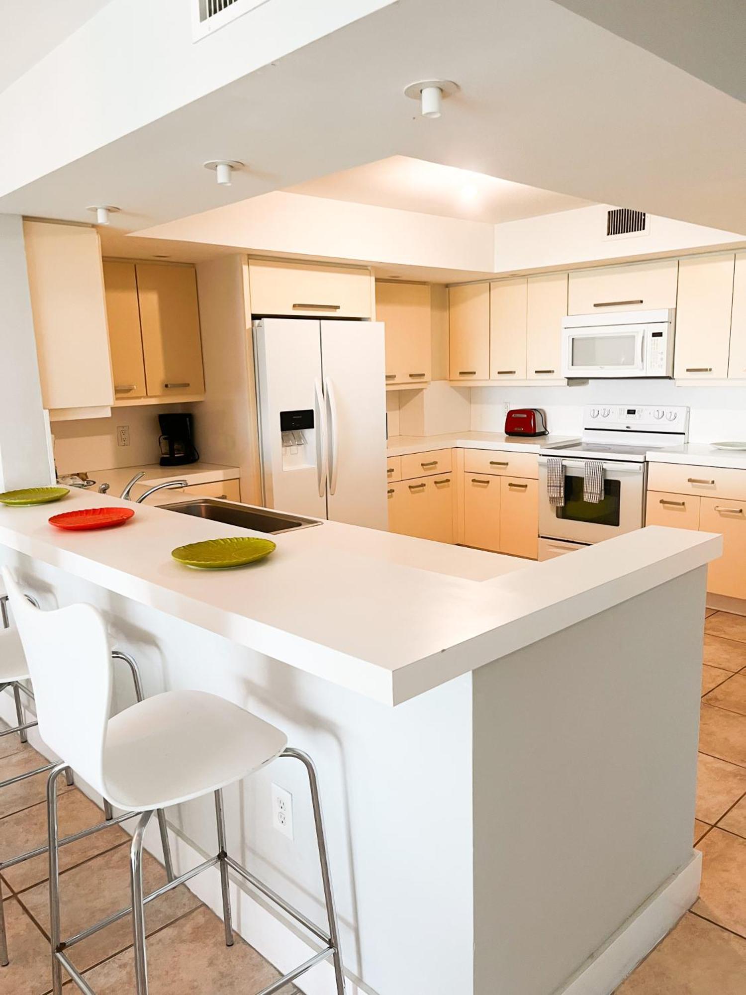Castle Pavillon 8 Beachfront - Private Beach Access Loft With 2-Story, Pool, Tennis, Free Parking Access Miami Beach Buitenkant foto